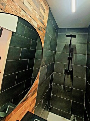 Een douche, een haardroger, handdoeken, zeep