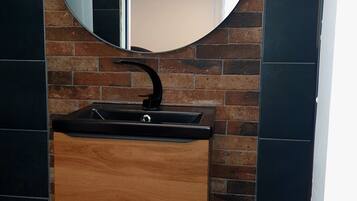 Douche, sèche-cheveux, serviettes fournies, savon