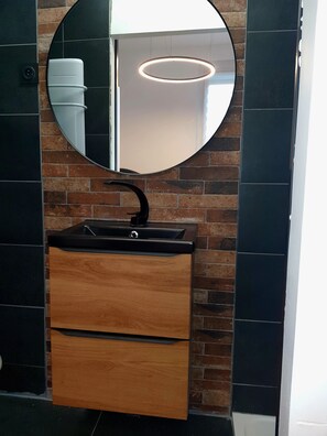 Douche, sĂšche-cheveux, serviettes fournies, savon