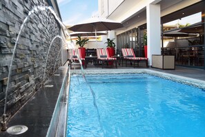 Outdoor pool, sun loungers - Indaba Lodge Gaborone (Gaborone)