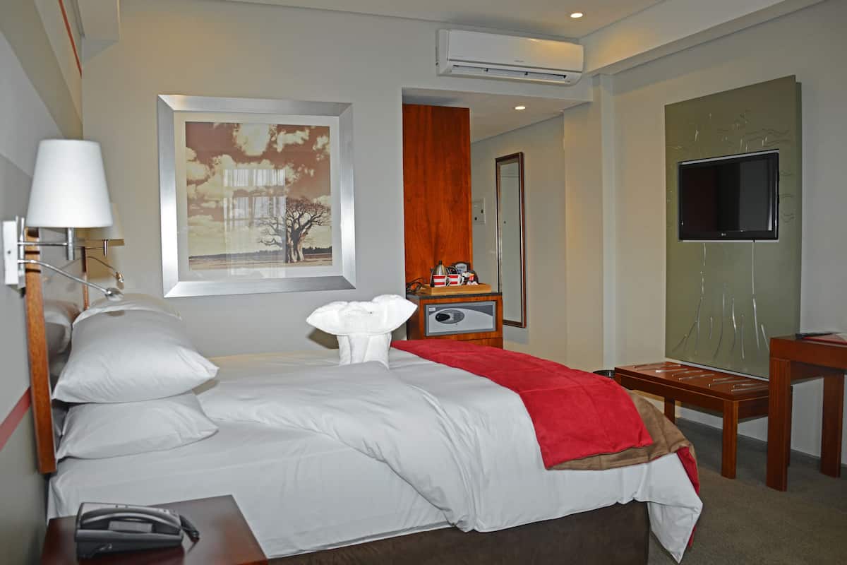 standard double room | minibar, in-room safe, desk, laptop workspace