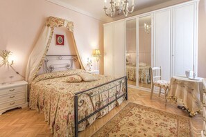 5 Schlafzimmer, Schreibtisch, Bügeleisen/Bügelbrett, WLAN