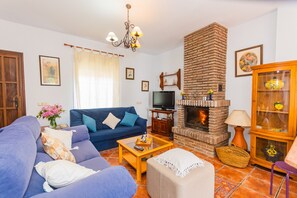 Televisión y chimenea 