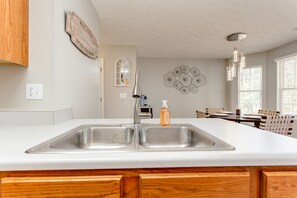 Dining - Decatur Gem w/King Bed, WiFi & Parking (Decatur)