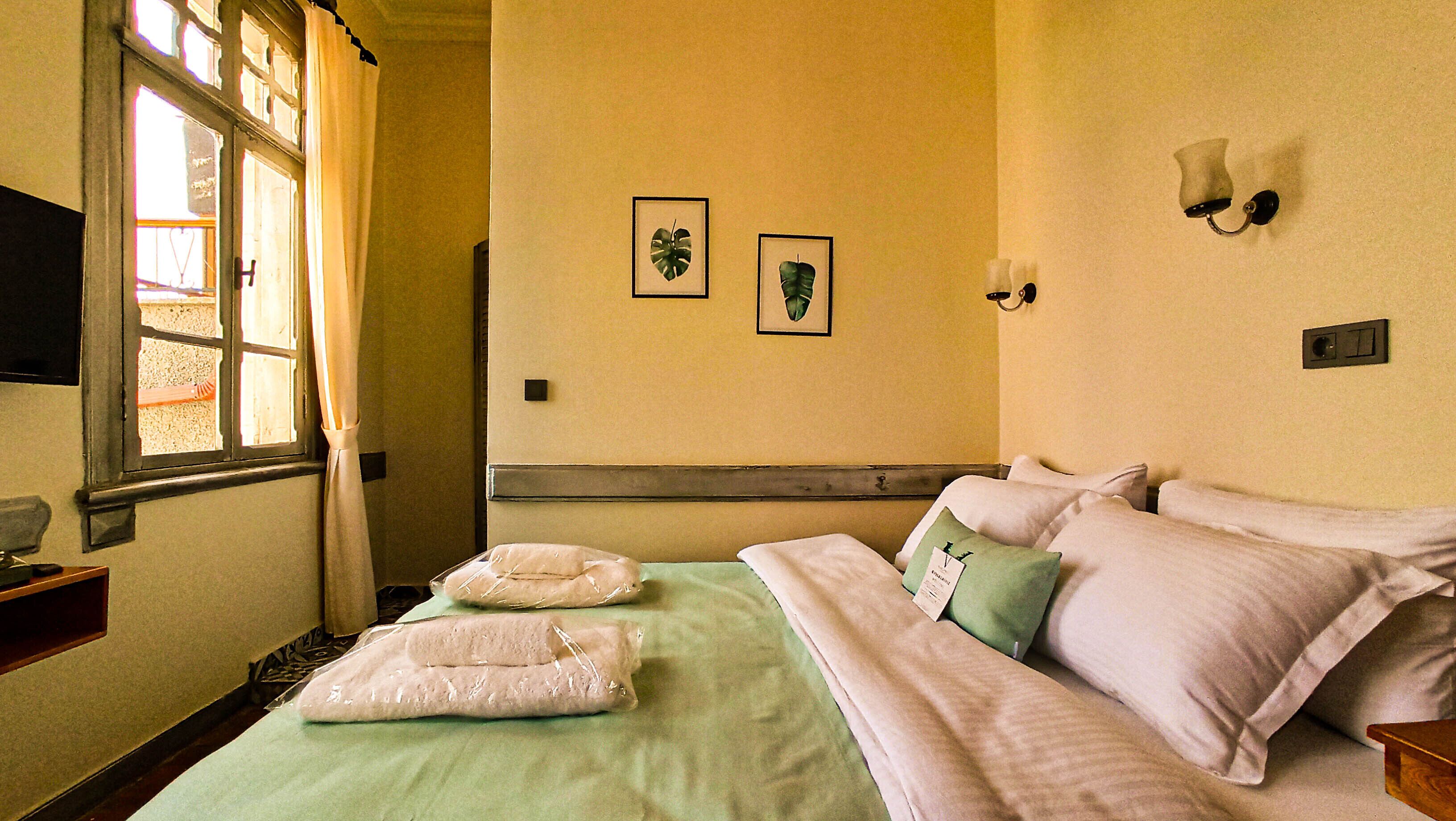 Comfort tweepersoonskamer, niet-roken, uitzicht op zee | Lakens van Egyptisch katoen, luxe beddengoed, een minibar, een bureau