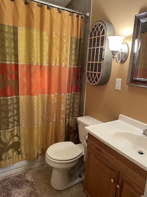 Combined shower/tub, towels