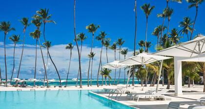 Gorgeous 3 bedroom condo in a beachfront Community