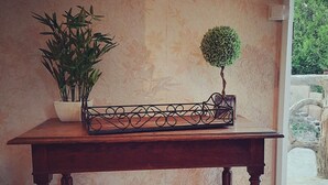 A wooden table with a potted plant and a bonsai tree. - Gite de la petite suisse "BAMBOU" (Clécy)