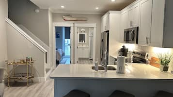 Een koelkast, een magnetron, een oven, een kookplaat