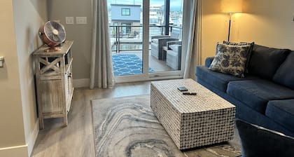Cozy Houseboat in Port City Marina Wilmington, NC Nestled among The Cove Villas
