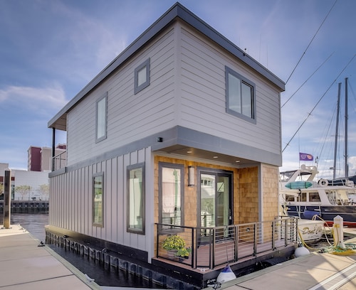  Cozy Houseboat in Port City Marina Wilmington, NC Nestled among The Cove Villas