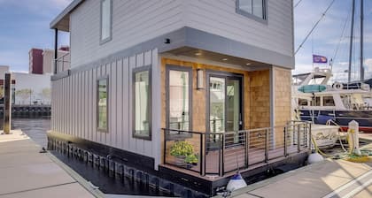Cozy Houseboat in Port City Marina Wilmington, NC Nestled among The Cove Villas