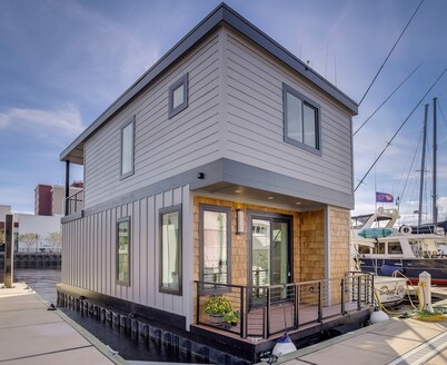 Cozy Houseboat in Port City Marina Wilmington, NC Nestled among The Cove Villas