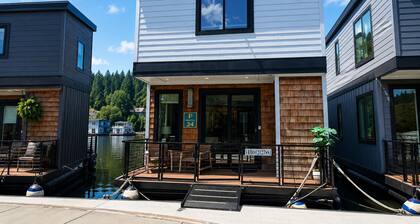 Cozy Houseboat in Port City Marina Wilmington, NC Nestled among The Cove Villas