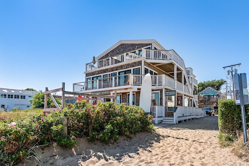 Modern Beachfront Condo, Gorgeous Views and Centrally Located