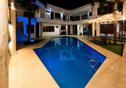 SPECTACULAR HOUSE WITH PRIVATE POOL