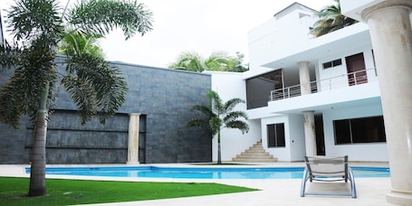 屋外プール. SPECTACULAR HOUSE WITH PRIVATE POOL