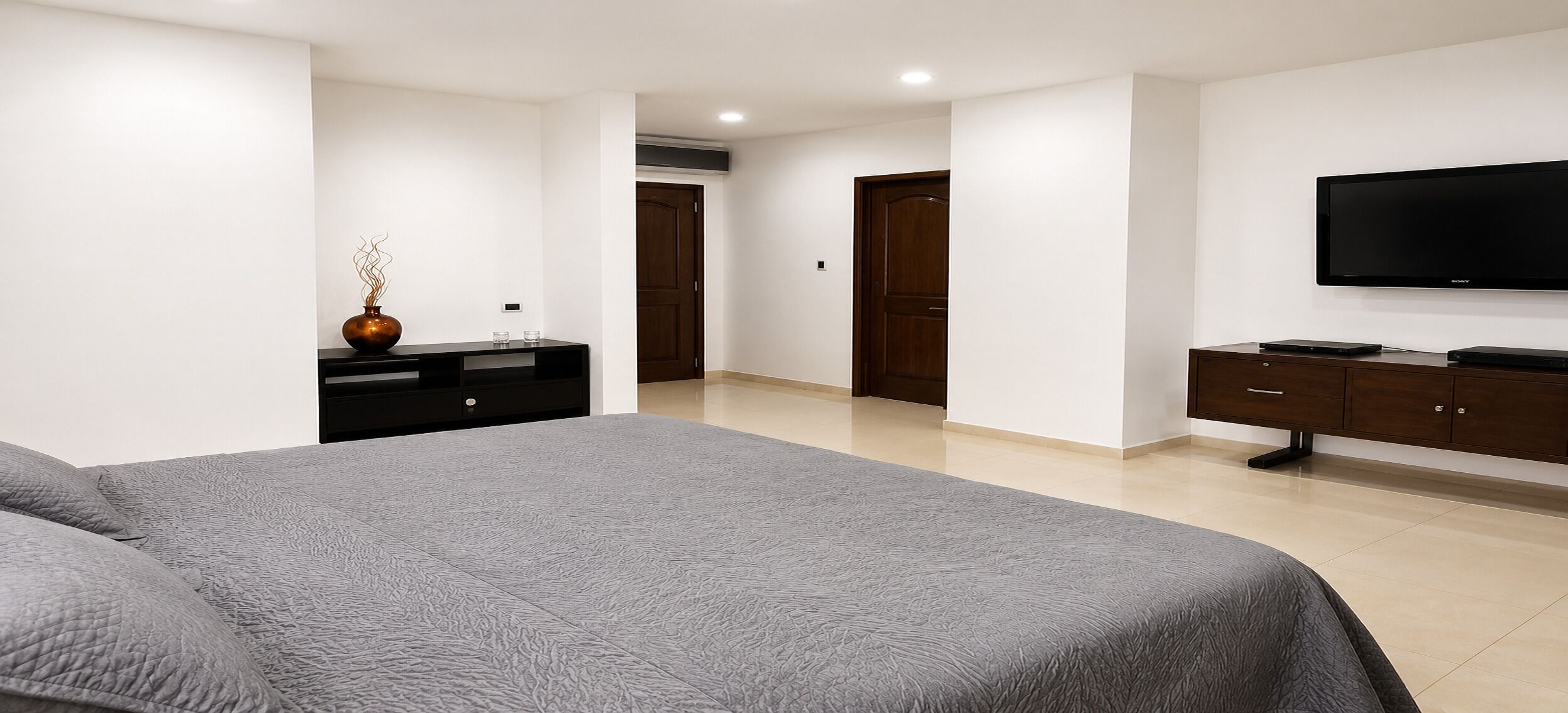 4 bedrooms, in-room safe, iron/ironing board, WiFi (free)