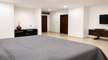 4 bedrooms, in-room safe, iron/ironing board, WiFi (free)