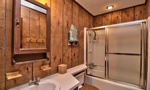 Suihkun ja ammeen yhdistelmä, hiustenkuivaaja, pyyhkeet, saippua