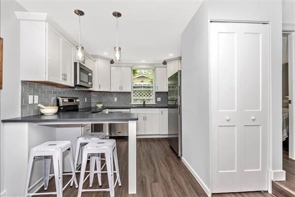 Geladeira, micro-ondas, fogão, cooktop