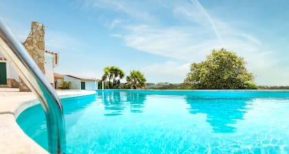 Villa Casa Branca l Spacious Retreat for 12p with Private Pool!