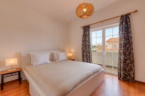 6 bedrooms, desk, travel cot, free WiFi - Villa CasaBranca - private pool & big garden perfect for families/groups (Ribamar)