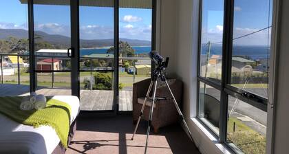 HIGH ON PACIFIC Luxury Beach House Binalong Bay - waterviews