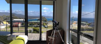 HIGH ON PACIFIC Luxury Beach House Binalong Bay - waterviews