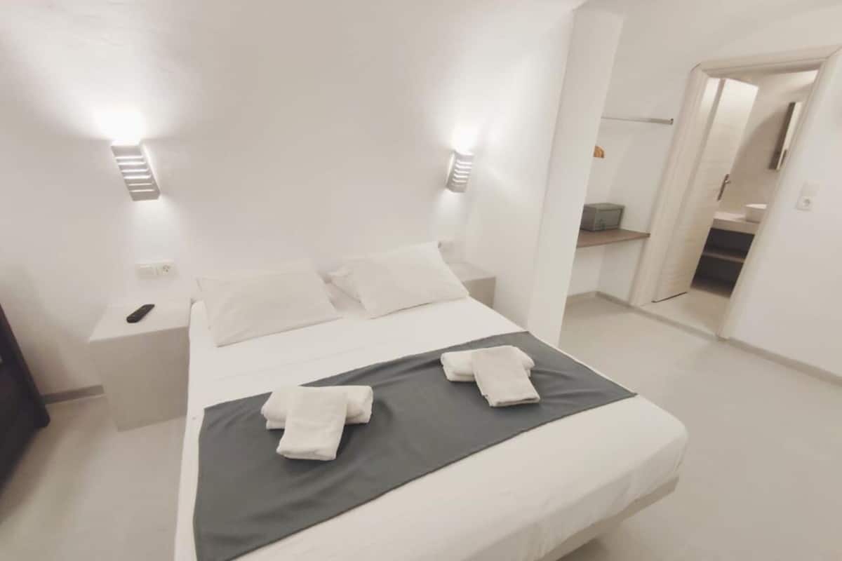 Hypo-allergenic bedding available, in-room safe, soundproofing