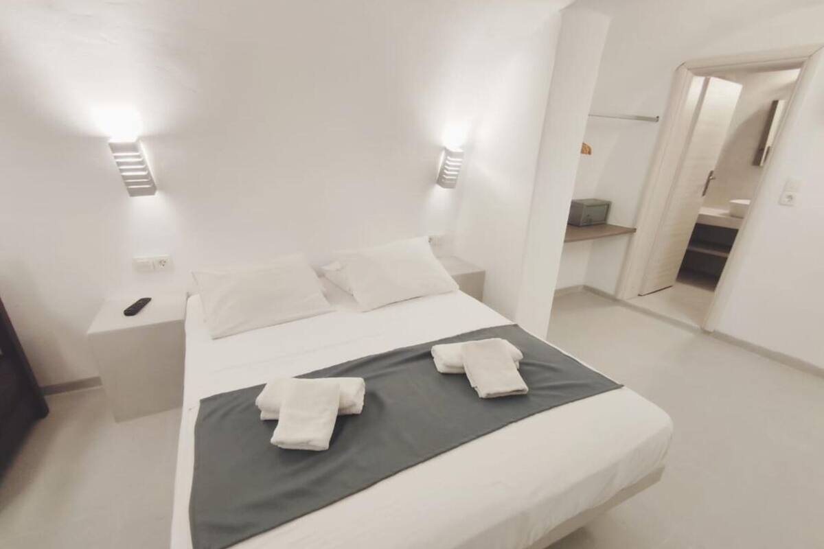 Ropa de cama hipoalergénica y caja de seguridad en la habitación