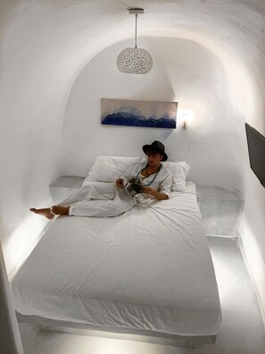 Hypo-allergenic bedding, in-room safe, individually decorated - Fira Getaway (Santorini)