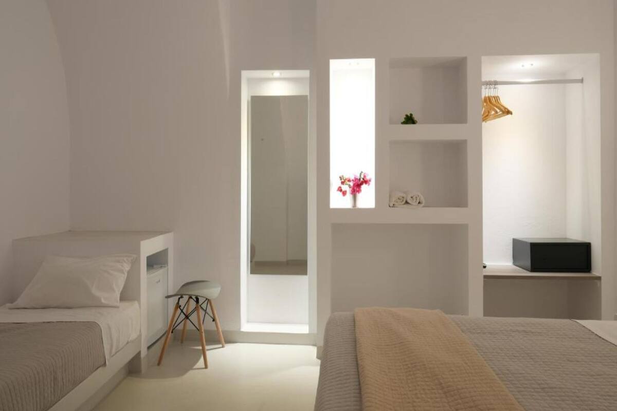 Habitación triple económica (semi-basement) | Ropa de cama hipoalergénica y caja de seguridad en la habitación