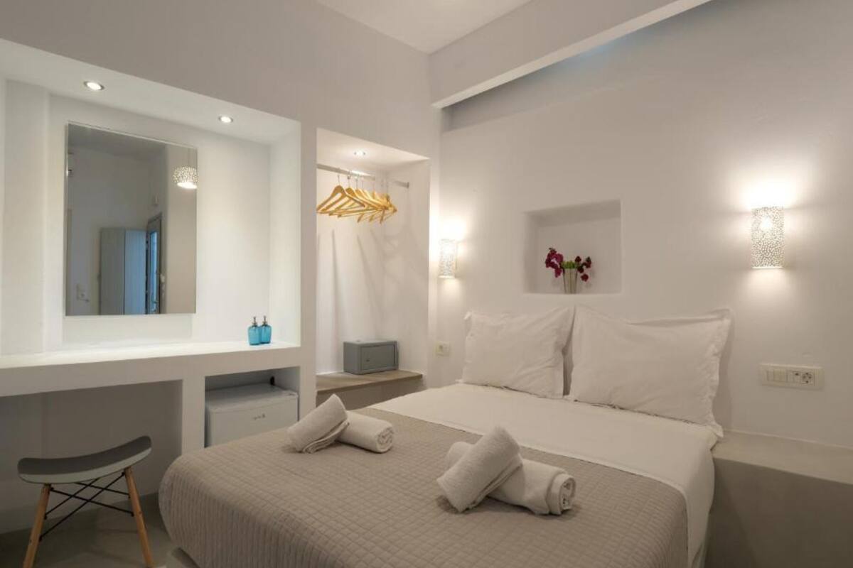 Standard Double Room | Hypo-allergenic bedding available, in-room safe, soundproofing