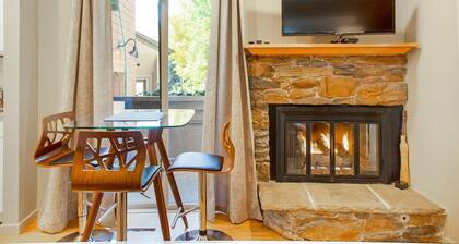 Elkhorn Condo Walk to Dollar!