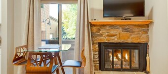 Elkhorn Condo Walk to Dollar!