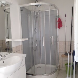 Een douche, een haardroger, toiletpapier