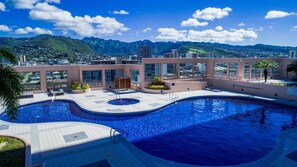 A heated pool - Stunning High Floor Waikiki Landmark with Mountain & Diamond Head Views! (Honolulu)