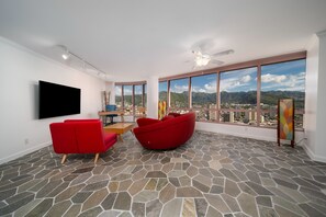 Interior - Stunning High Floor Waikiki Landmark with Mountain & Diamond Head Views! (Honolulu)
