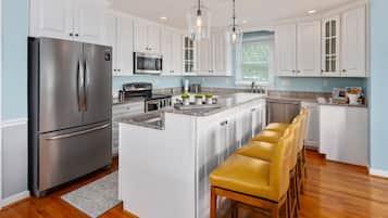 Geladeira, micro-ondas, fogão, cooktop