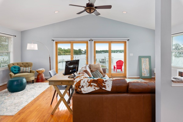 Smart TV, reproductor de DVD, tenis de mesa y libros