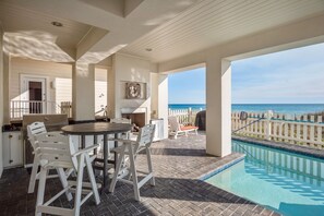 屋外ダイニングエリア