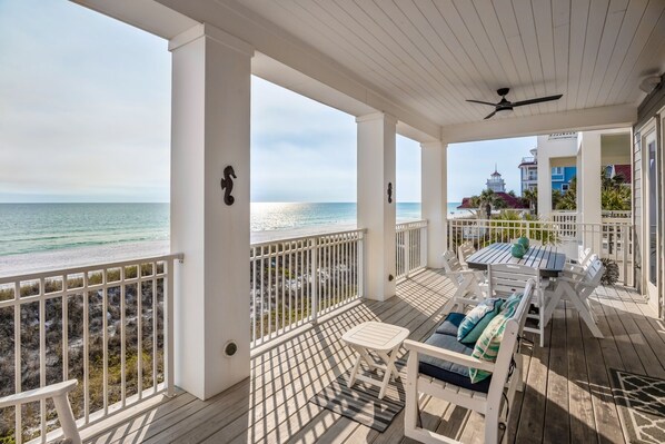 屋外ダイニングエリア