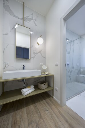 Kamar Deluks | Kamar mandi | Sandal, kloset, handuk, dan tisu toilet