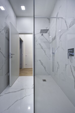 Pantuflas, bidet, toallas, papel higiénico