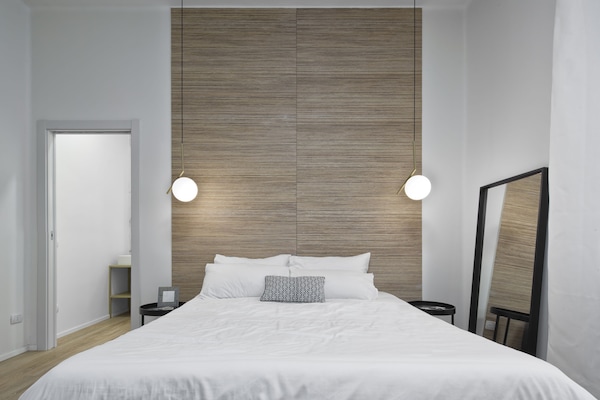 Deluxe Room | Meja, kalis bunyi, seterika/papan seterika, Wi-fi percuma