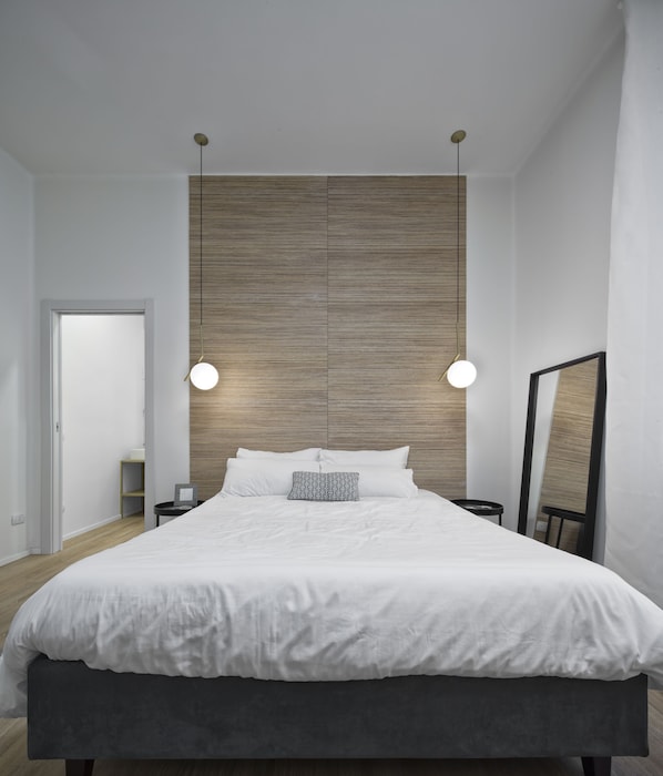 Escritorio, sistema de insonorización y tabla de planchar con plancha