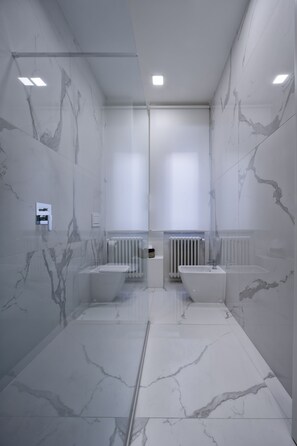 Camera Deluxe | Bagno | Pantofole, bidet, asciugamani, carta igienica
