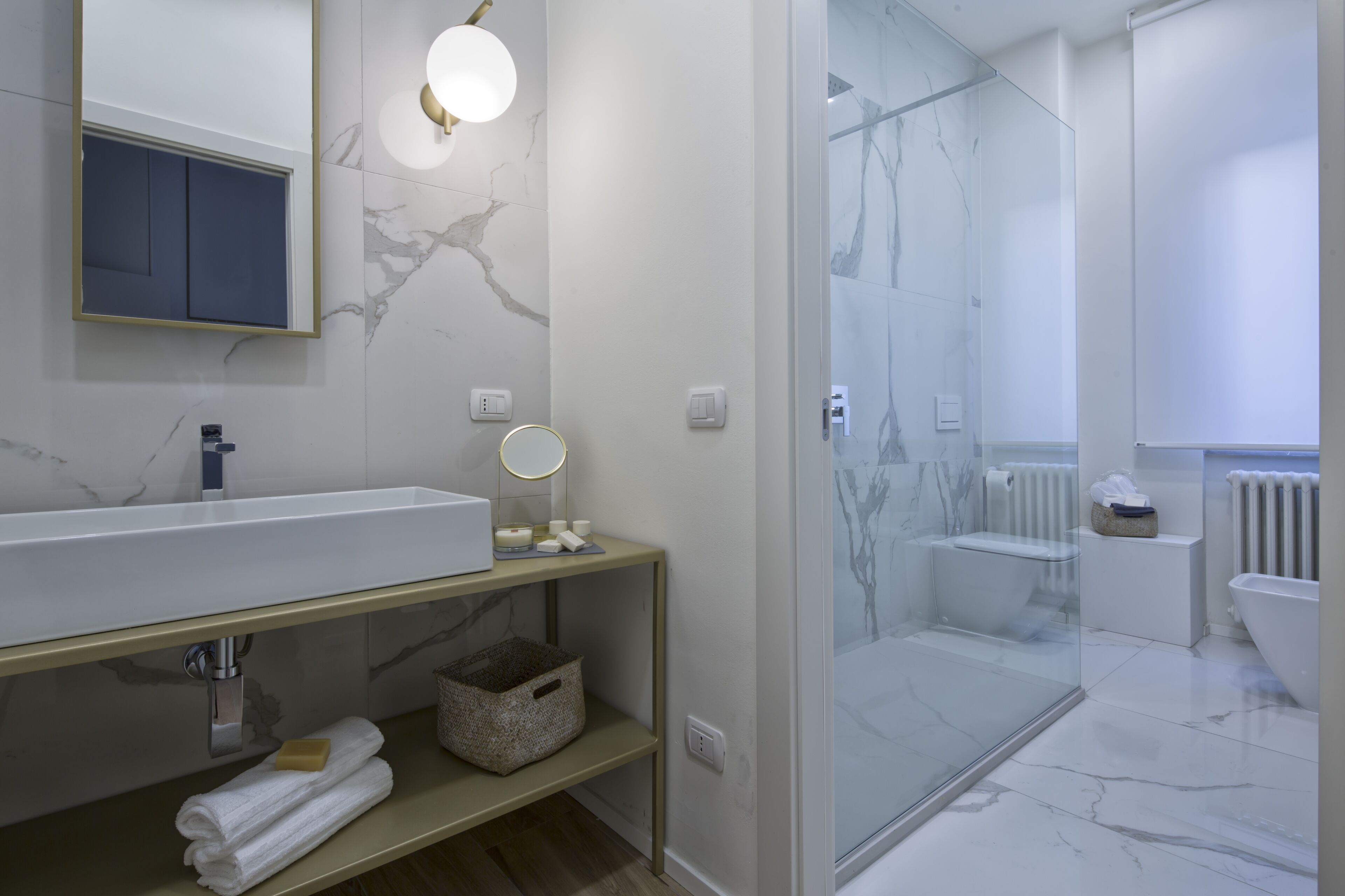 Deluxe-Zimmer | Badezimmer | Hausschuhe, Bidet, Handtücher, Toilettenpapier