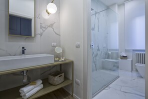 Habitació Deluxe | Bany | Sabatilles, bidet, tovalloles i paper higiènic 